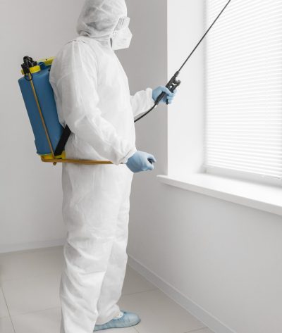 full-shot-homme-portant-une-combinaison-de-protection